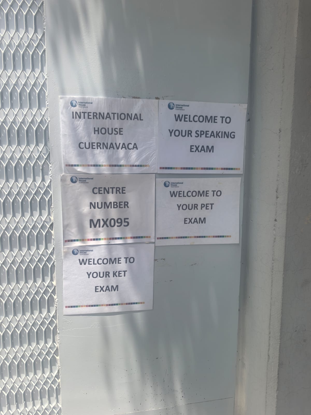 Señalización de International House Cuernavaca para examen Cambridge