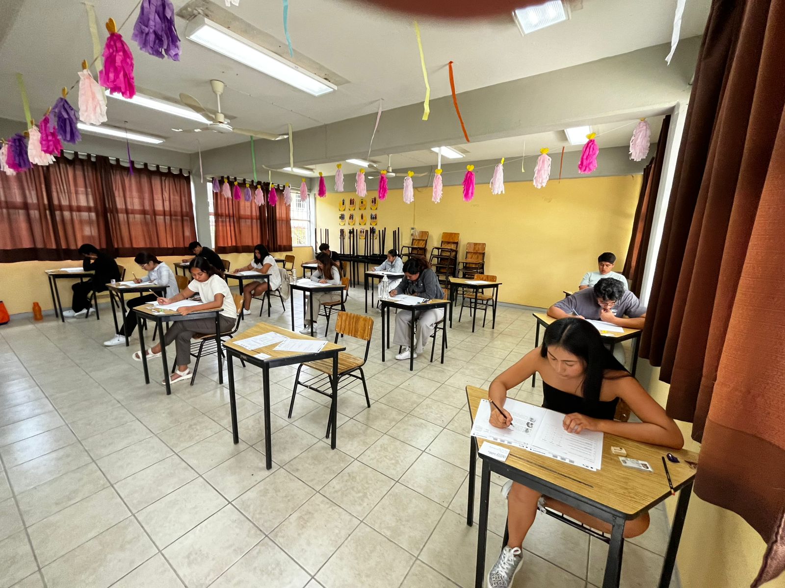 Grupo de estudiantes durante examen de certificación de inglés