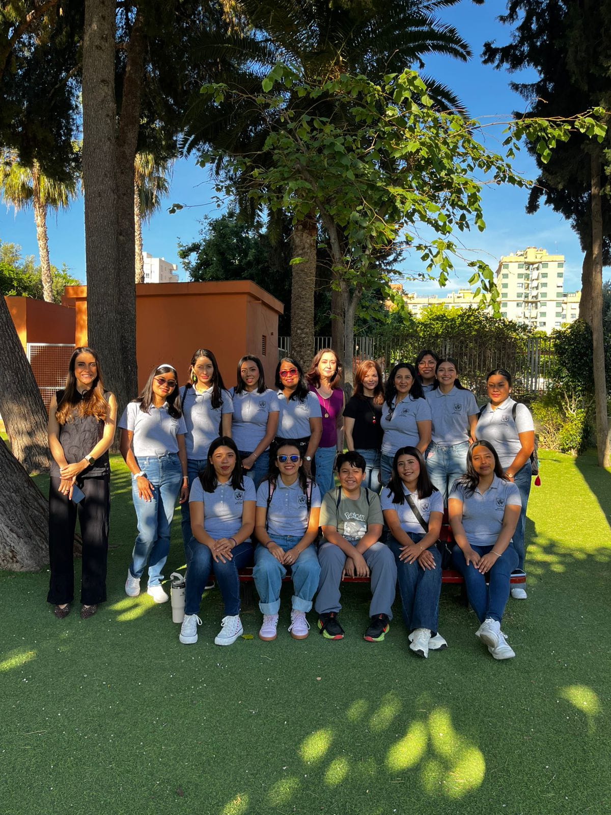 Estudiantes ENUFC con docentes durante estancia académica internacional