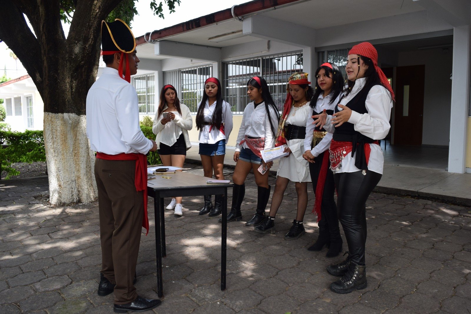 Estudiantes dialogando durante actividad de práctica profesional